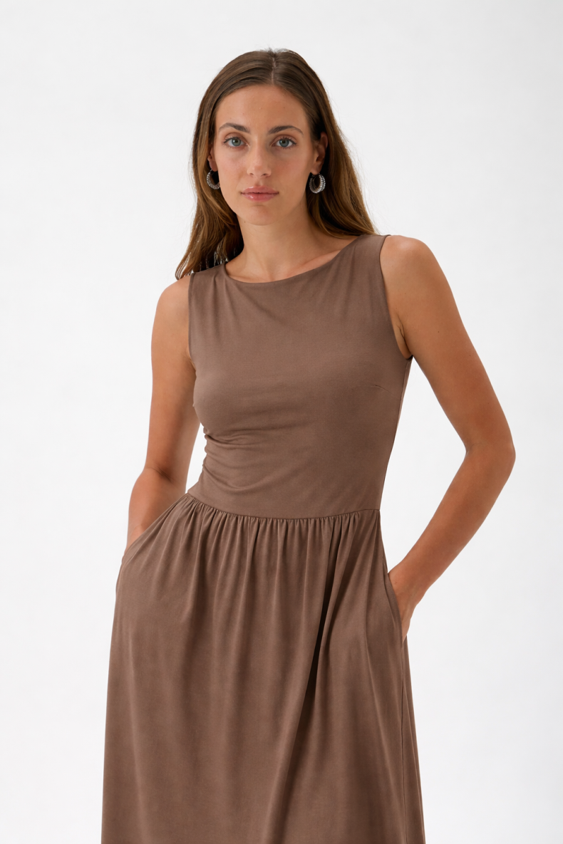 ELISE GUG KJOLE BRUN